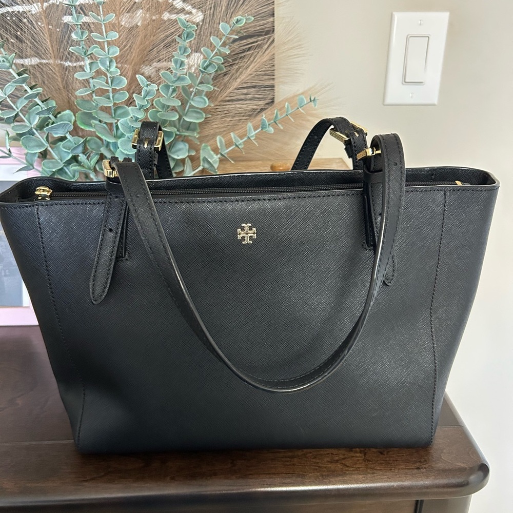 TORY BURCH Tote in Black Saffiano Leather with Gold Hardware